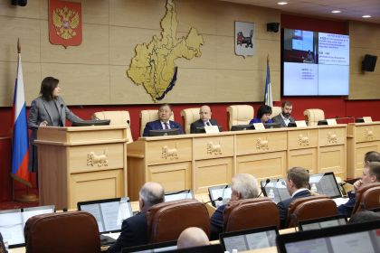 Систему оплаты труда бюджетников рассмотрели региональные парламентарии 